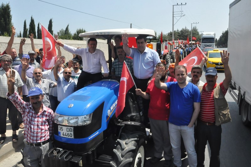 Köylüden darbe girişimine traktörlü tepki