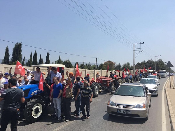 Köylüden darbe girişimine traktörlü tepki