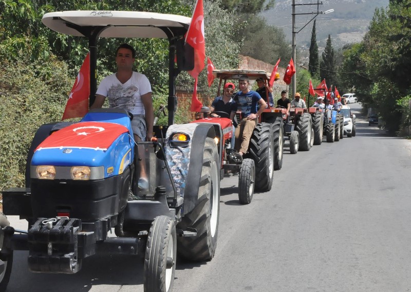 Köylüden darbe girişimine traktörlü tepki