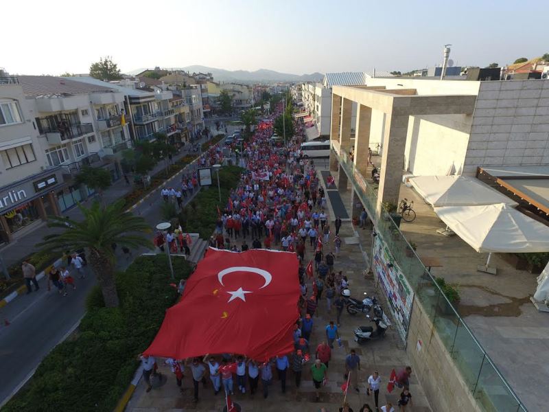 Urla demokrasiye yürüdü