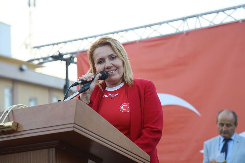 Urla demokrasiye yürüdü