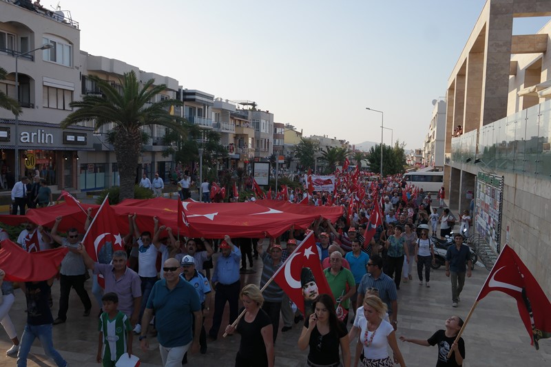 Urla demokrasiye yürüdü