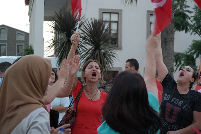 Urla demokrasiye yürüdü