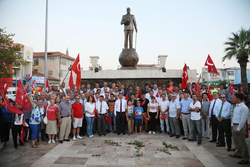 Urla demokrasiye yürüdü