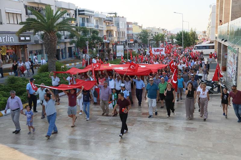 Urla demokrasiye yürüdü