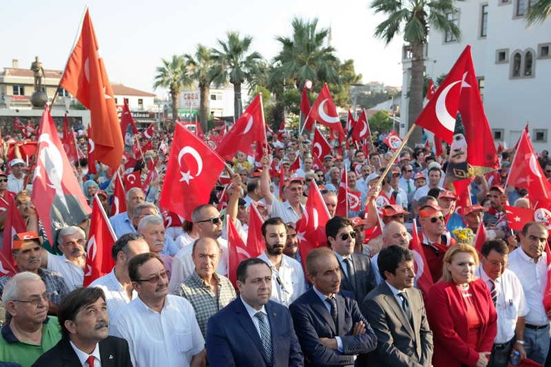 Urla demokrasiye yürüdü