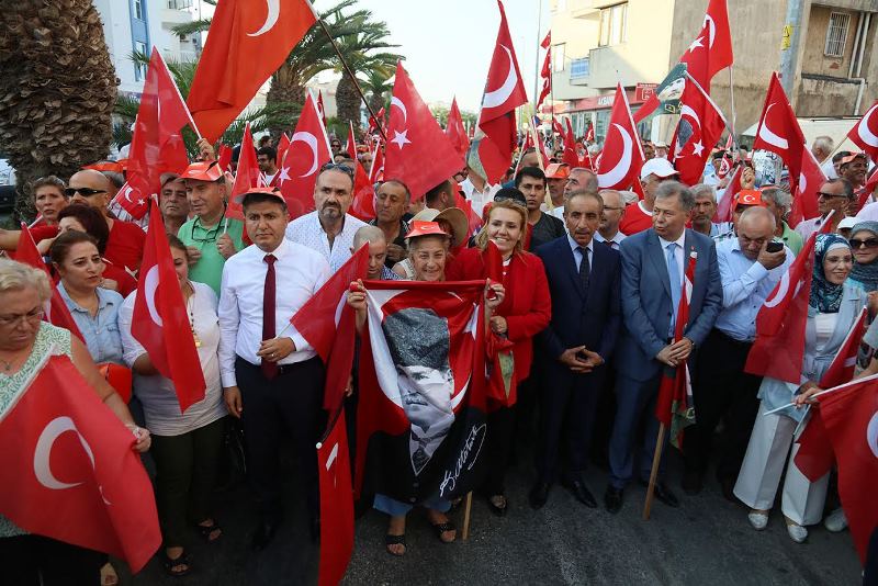 Urla demokrasiye yürüdü