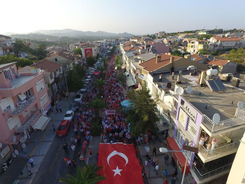 Urla demokrasiye yürüdü