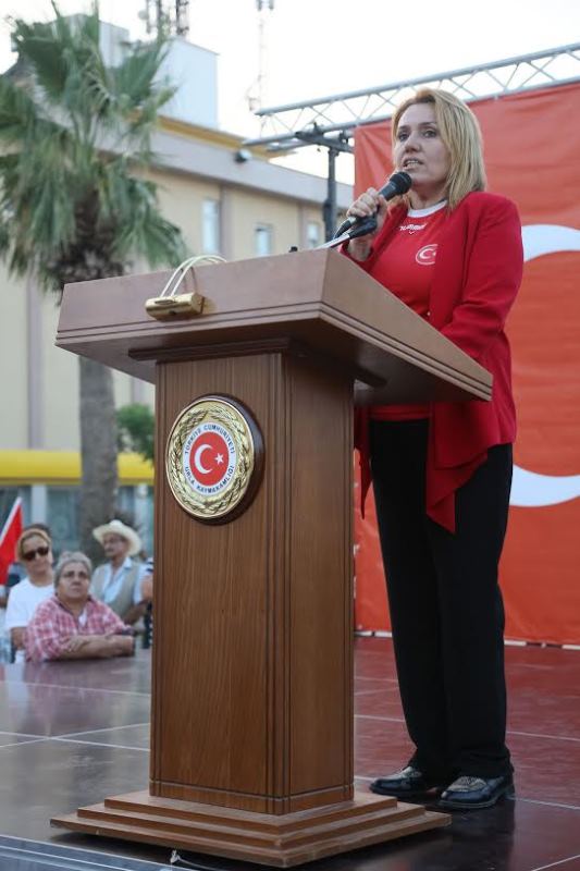 Urla demokrasiye yürüdü
