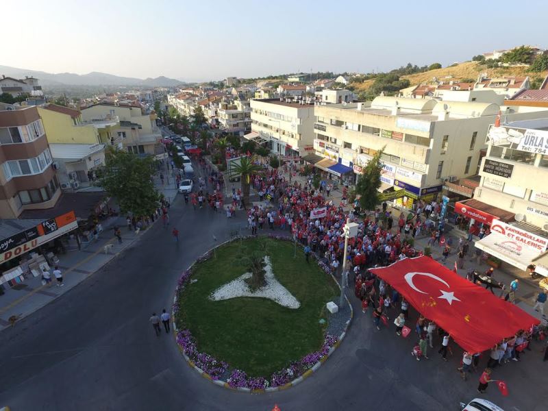 Urla demokrasiye yürüdü