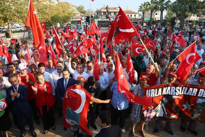 Urla demokrasiye yürüdü