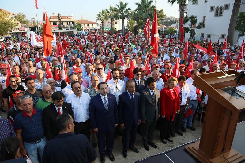 Urla demokrasiye yürüdü
