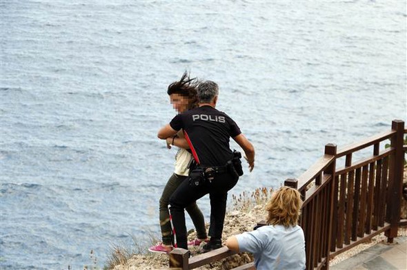 Polis ölümün kıyısından çekip aldı