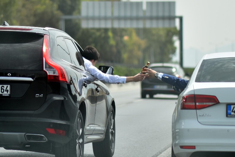 Trafikte içki alış verişi