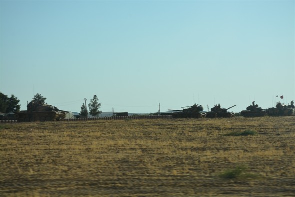 Sınırda sıcak saatler tanklar gönderildi