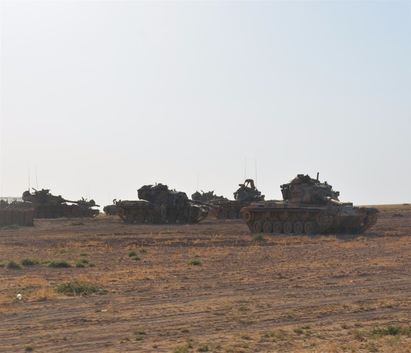 Sınırda sıcak saatler tanklar gönderildi