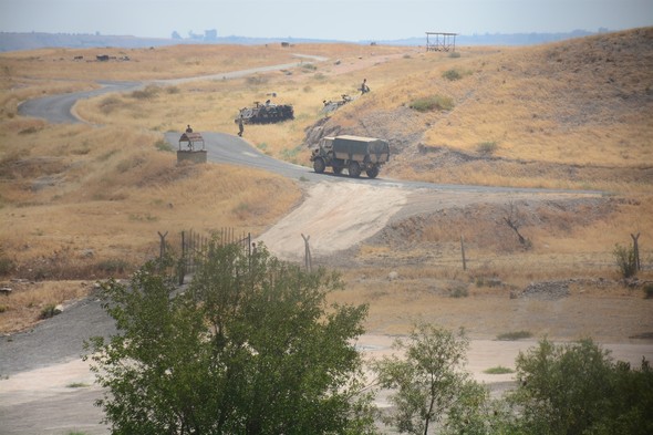 Sınırda sıcak saatler tanklar gönderildi