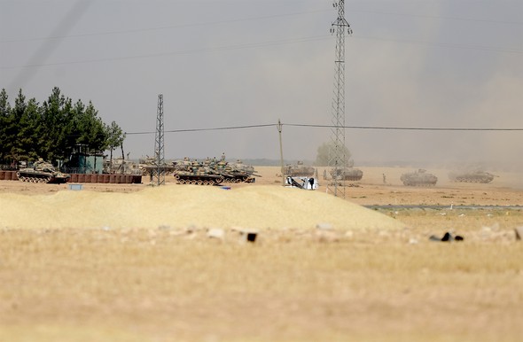 Sınırda sıcak saatler tanklar gönderildi