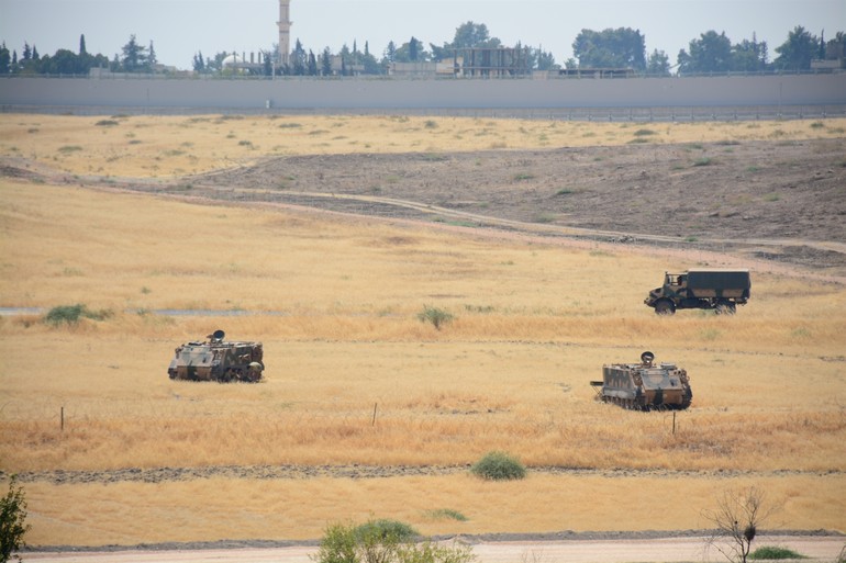 Sınırda sıcak saatler tanklar gönderildi