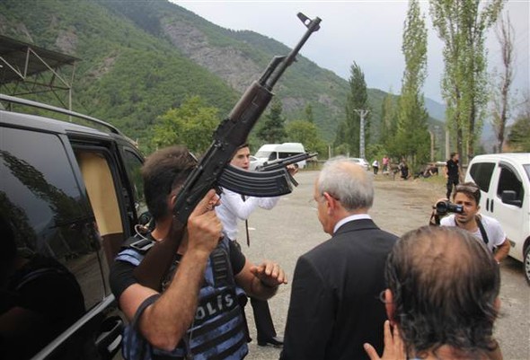 Kılıçdaroğlu'nun konvoyuna saldırıdan ilk kareler