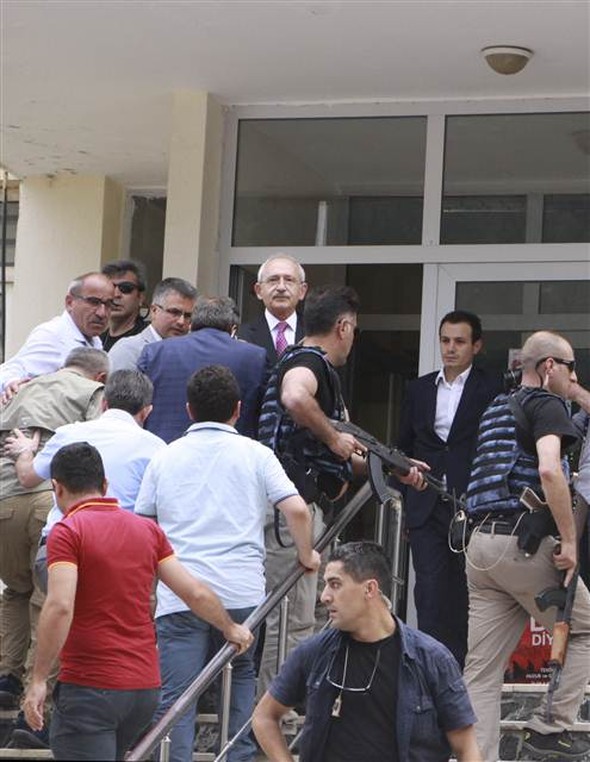 Kılıçdaroğlu'nun konvoyuna saldırıdan ilk kareler