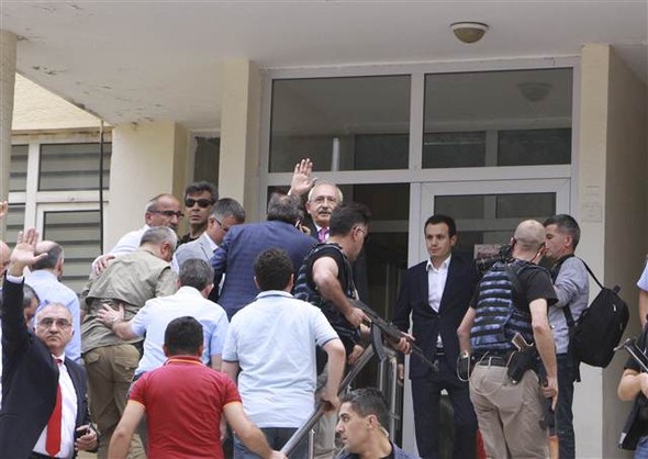 Kılıçdaroğlu'nun konvoyuna saldırıdan ilk kareler