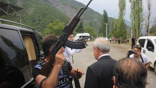 Kılıçdaroğlu'nun konvoyuna saldırıdan ilk kareler