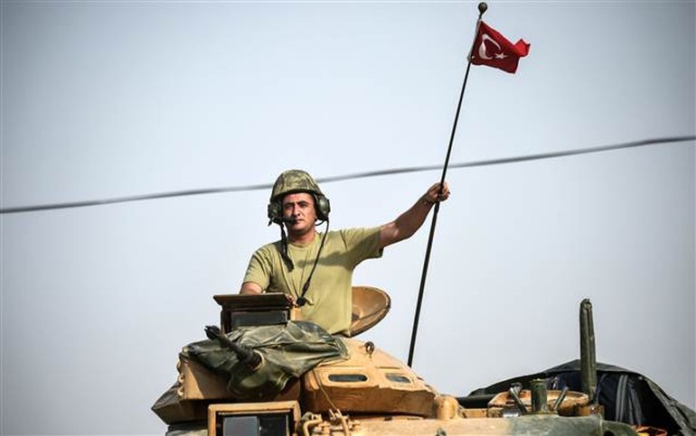 Tanklar bu sabah da Suriye'ye geçti