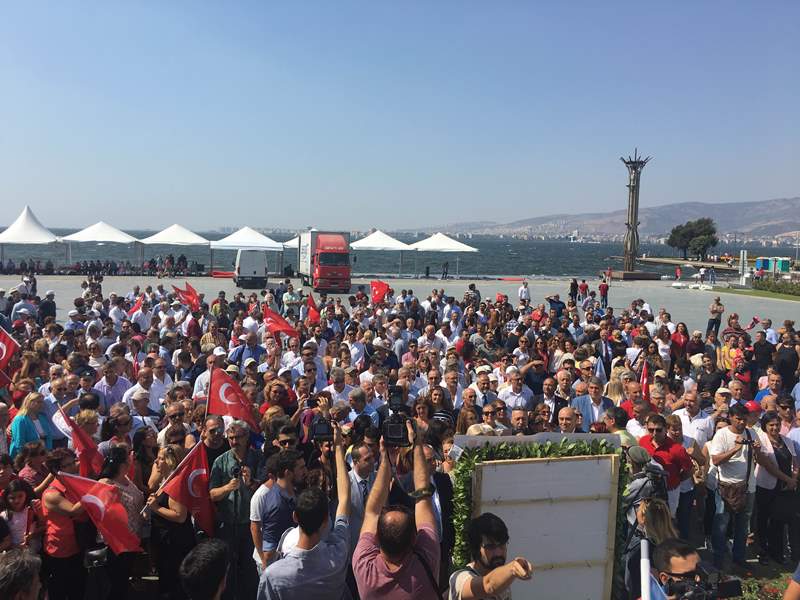 CHP İzmir bayramı böyle kutladı
