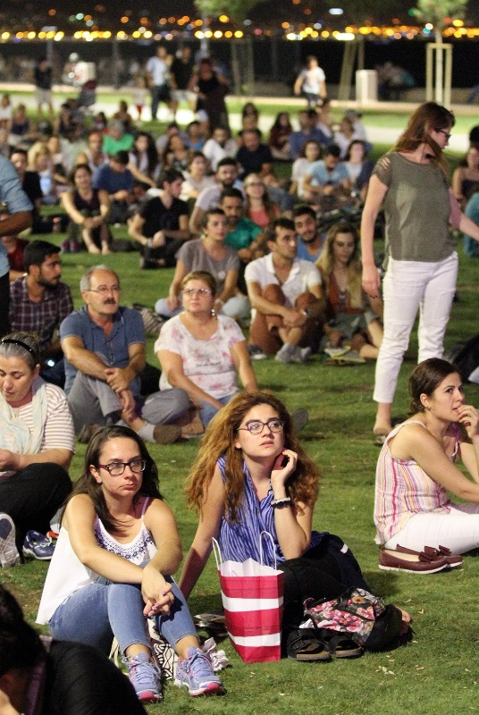 Barışın sesi Konak'tan yükseldi