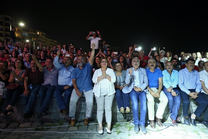 Barışın sesi Konak'tan yükseldi