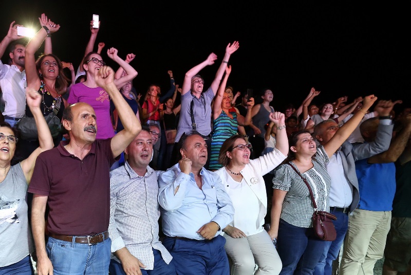Barışın sesi Konak'tan yükseldi