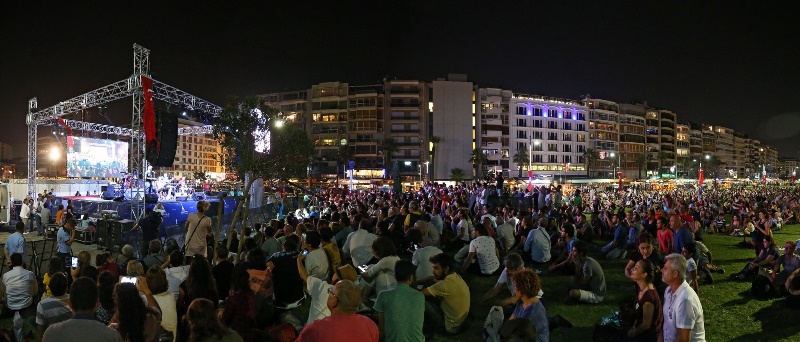 Barışın sesi Konak'tan yükseldi