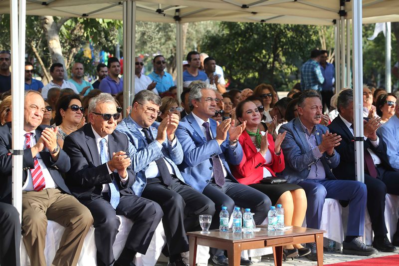 Karşıyaka'nın 'vefa' parkları açıldı