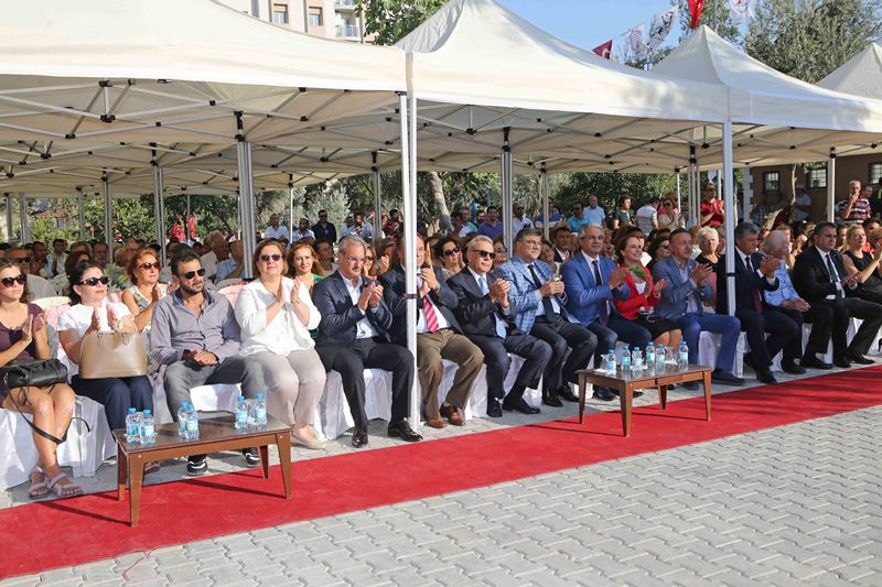 Karşıyaka'nın 'vefa' parkları açıldı