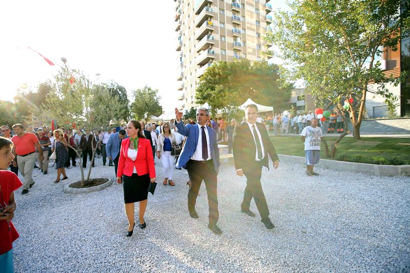 Karşıyaka'nın 'vefa' parkları açıldı