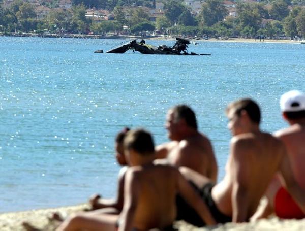 Ege'de askeri helikopter düştü
