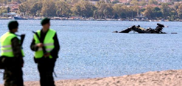 Ege'de askeri helikopter düştü