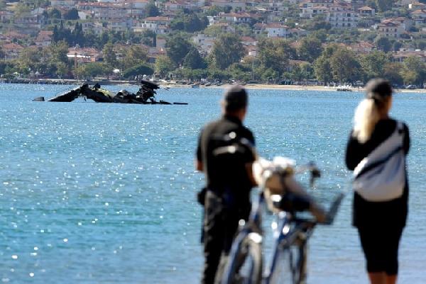Ege'de askeri helikopter düştü