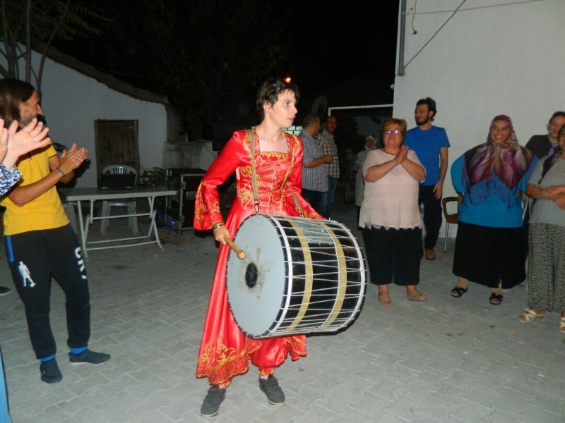 Dillere destan damatsız düğün!