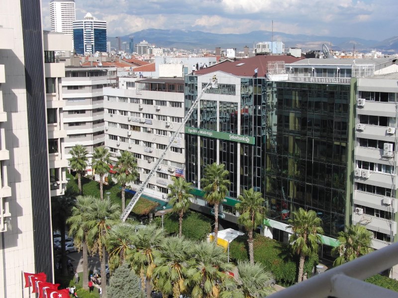 İzmir'de şok eden anlar ''atla atla'' diye bağırdılar