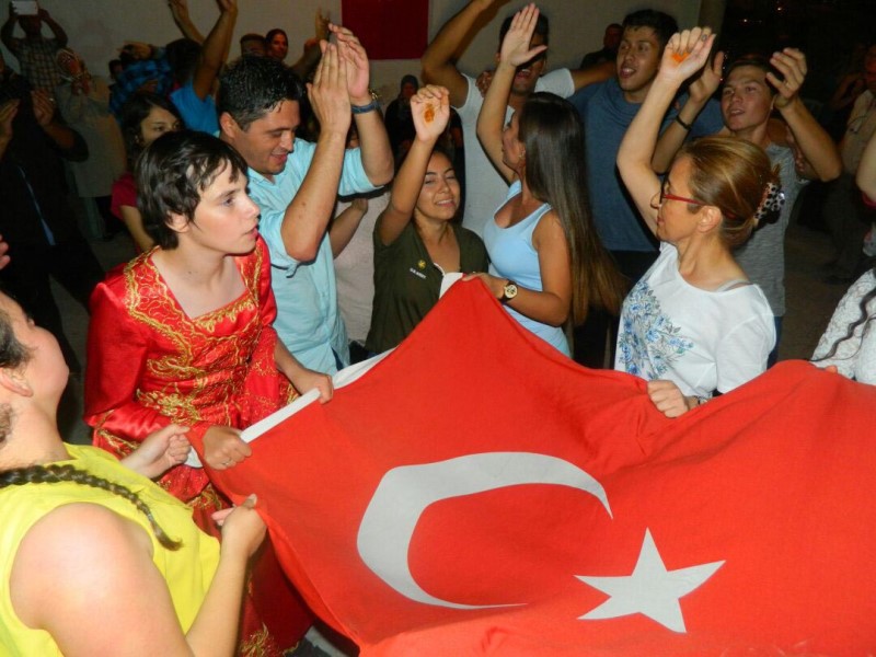 Dillere destan damatsız düğün!