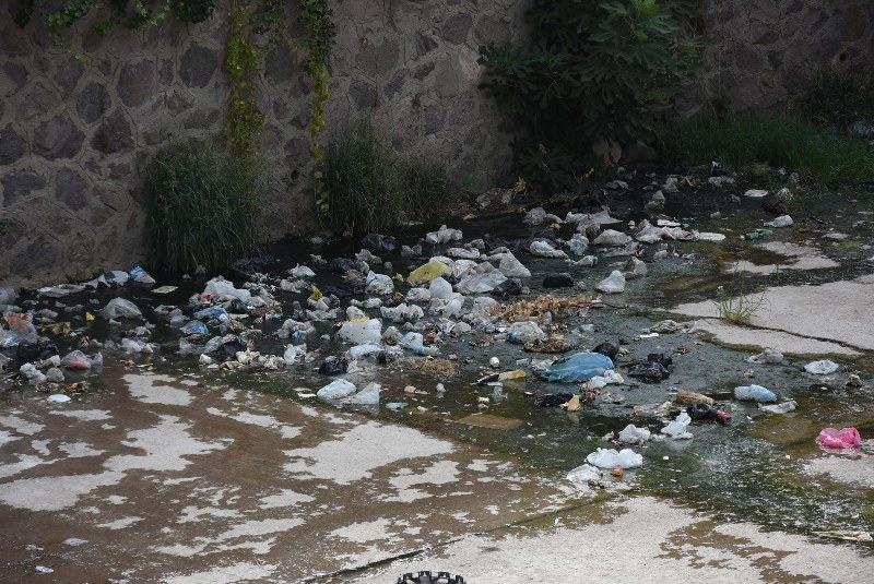 İzmir'de derelerden çöp akıyor
