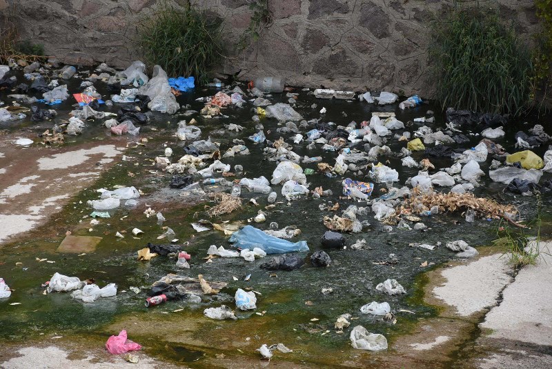 İzmir'de derelerden çöp akıyor