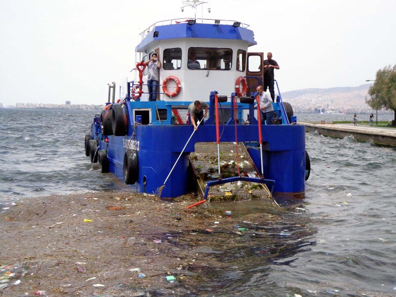 İzmir'de derelerden çöp akıyor