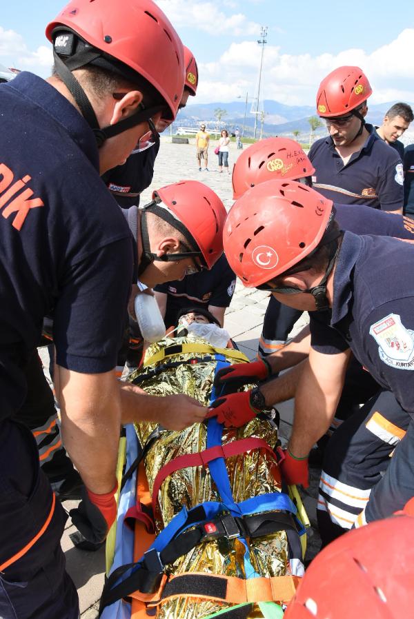 İzmir'de heyecanlandıran tatbikat