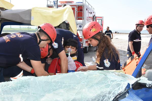 İzmir'de heyecanlandıran tatbikat