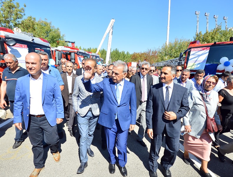 İzmir itfaiyesi büyüdü!