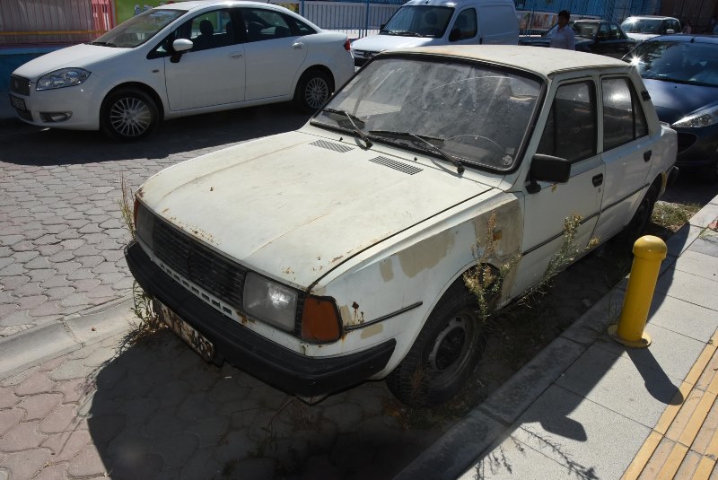 İzmir sokaklarında hurda araç tehlikesi