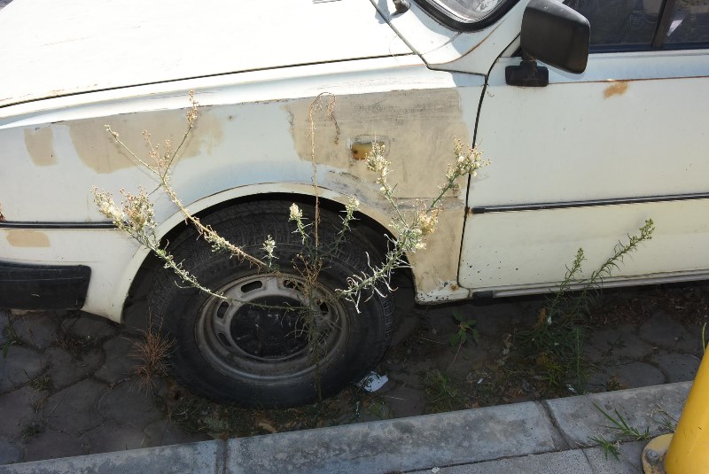 İzmir sokaklarında hurda araç tehlikesi